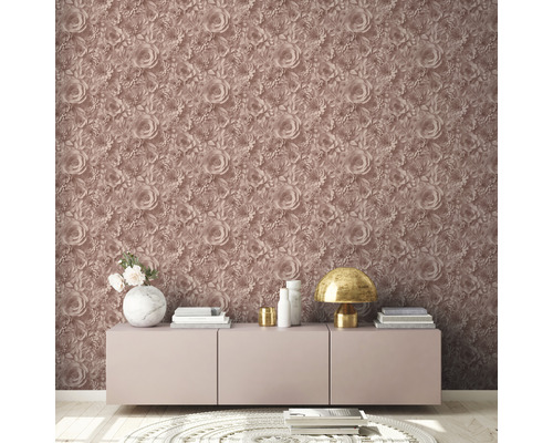 Cameră de zi cu tapet floral, bufet și decorațiuni.