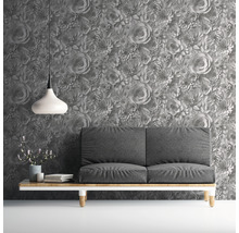 Living decorativ cu tapet floral, canapea și lampă suspendată