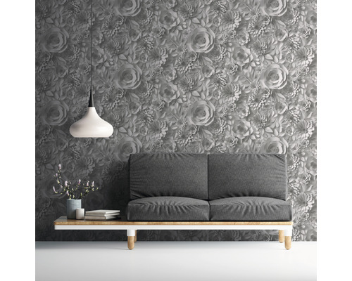 Living decorativ cu tapet floral, canapea și lampă suspendată