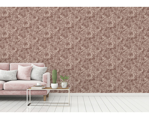 Cameră de zi cu canapea și tapet cu flori