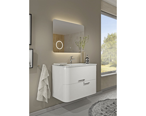 Baie modernă cu dulap inferior de lavoar alb, lavoar și oglindă iluminată