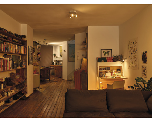 Imagine cu living cu bibliotecă, birou și podea din lemn