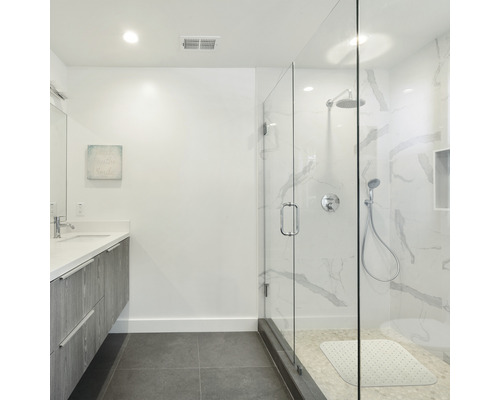 Baie cu duș, dulap de bază pentru lavoar și oglindă