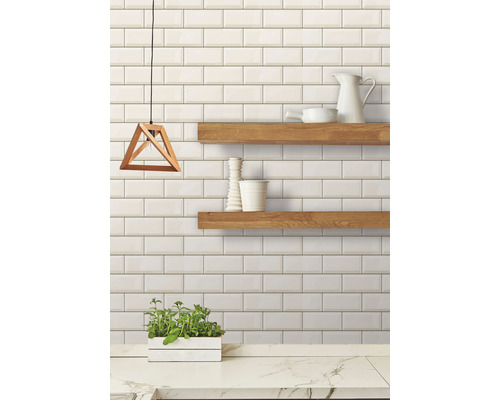 Tapet d-c-fix Ceramics SubwayTile 67,5x400 cm Plăci de perete în stil metro cu rafturi din lemn, lampă suspendată și ierburi aromatice pe blatul de lucru