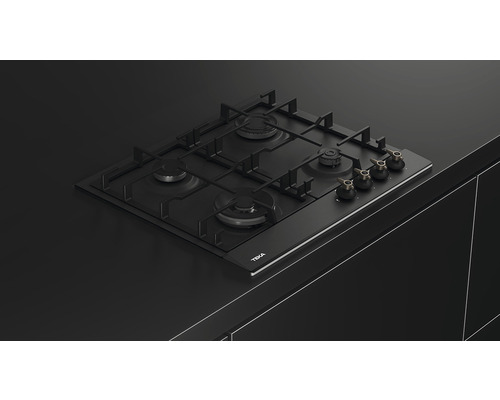 Plită pe gaz Teka neagră cu patru arzătoare pe un blat de bucătărie