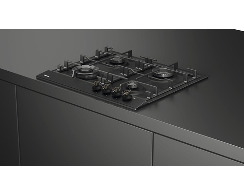 Plită pe gaz neagră cu patru arzătoare pe un blat de bucătărie