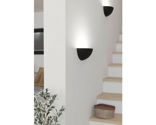 Două lămpi de perete negre într-o scară luminoasă