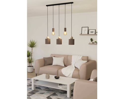 Living cu o lustră cu cinci lămpi deasupra unei măsuțe de cafea și a unei canapele.