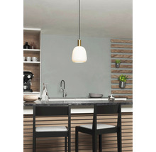 Lampa suspendată din sticlă și metal deasupra unui blat de bucătărie