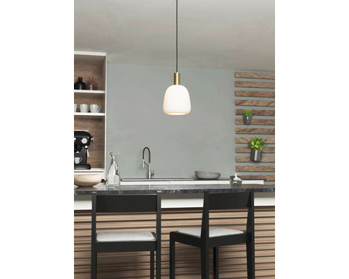 Lampa suspendată din sticlă și metal deasupra unui blat de bucătărie