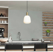 Lumină suspendată într-o bucătărie cu design modern.