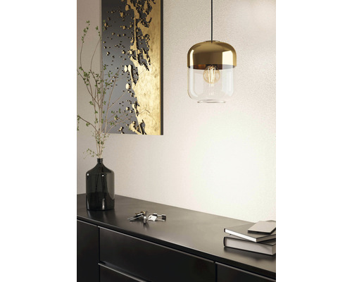 Interior modern cu lampă suspendată, comodă și decorațiuni