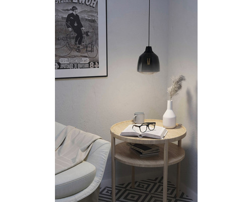 Living cu lampă suspendată, măsuță laterală, fotoliu și decorațiuni pentru o atmosferă confortabilă.