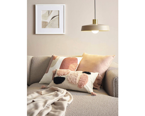 Decor de living cu perne, pătură, lampă și imagine încadrată