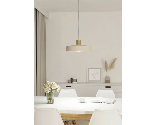 Scenă cu o masă de sufragerie sub o lampă suspendată într-o cameră luminoasă.