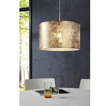 Lampa suspendată cu abajur rotund deasupra unei mese de sufragerie.
