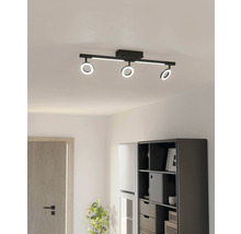 Plafoniere neagră cu trei inele LED într-o cameră luminoasă.