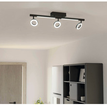 Lumină de tavan cu trei elemente de iluminat rotunde într-o cameră luminoasă