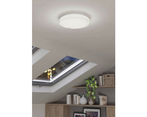 Plafonieră în cameră sub fereastra de mansardă