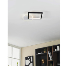 Plafonieră modernă cu design dreptunghiular în camera de zi.