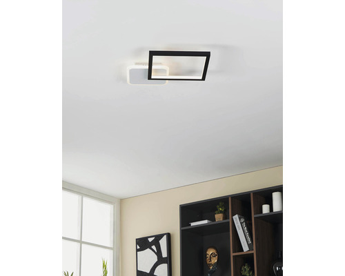 Plafonieră modernă cu design dreptunghiular în camera de zi.