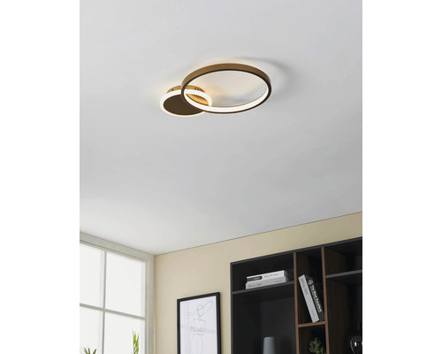 Plafonieră LED cu design circular în camera de zi