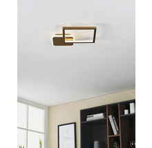 Lumină de plafon cu forme geometrice în camera de zi