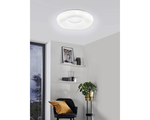 Scenă cu o lampă de tavan rotundă modernă în sufragerie.