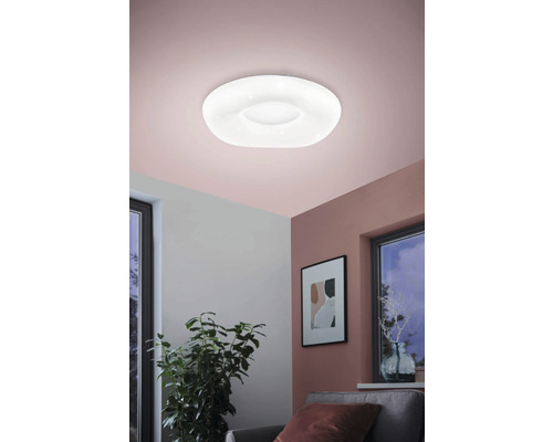 Lumină de tavan luminoasă și modernă în camera de zi