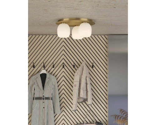 Plafonieră cu trei lumini într-un hol luminos