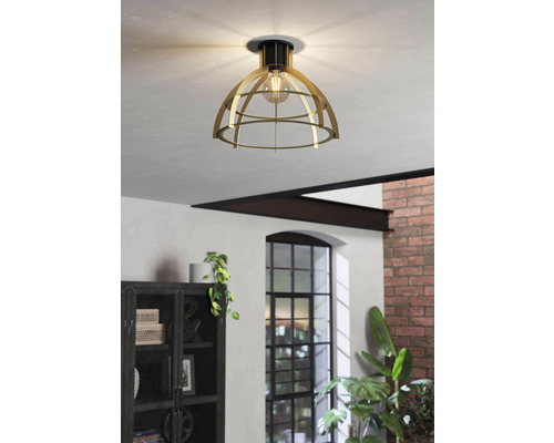 Lumină de tavan cu design tip cușcă și bec într-o cameră de zi.