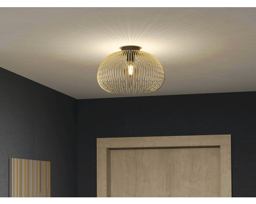 Plafonieră cu cadru metalic în cameră