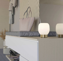 Design interior decorativ cu geantă de mână și lămpi de masă pe un dulap