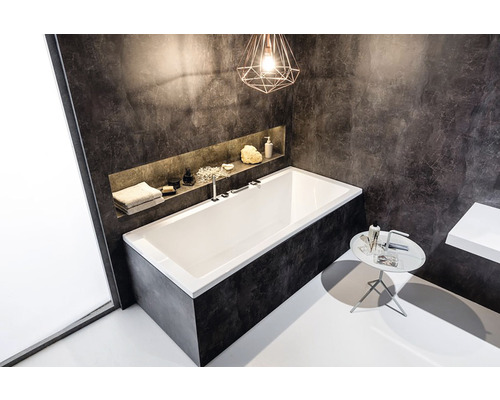 Baie modernă cu cadă, spațiu de depozitare și articole decorative