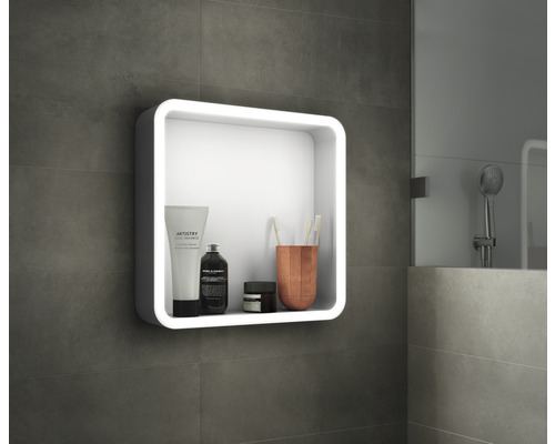 Cub de baie iluminat cu produse cosmetice pe un perete