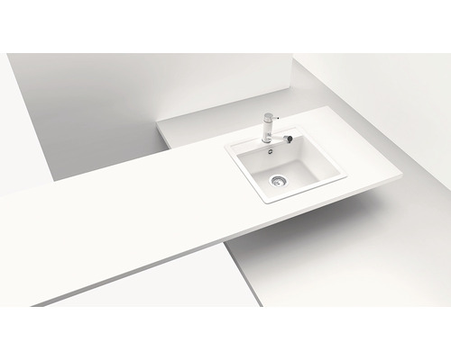 Chiuvetă de bucătărie cu robinet și dozator de săpun pe un blat