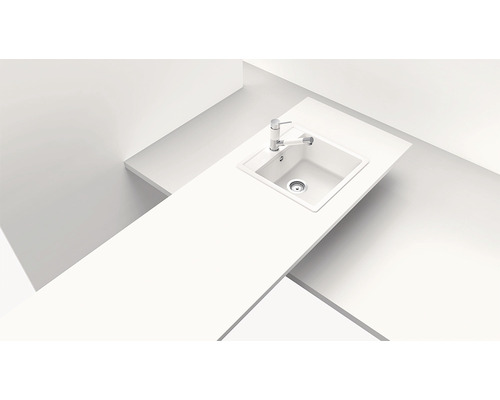 Chiuvetă de bucătărie cu baterie pe un blat