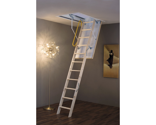 Scară de pod pliabilă din lemn desfășurată într-un interior