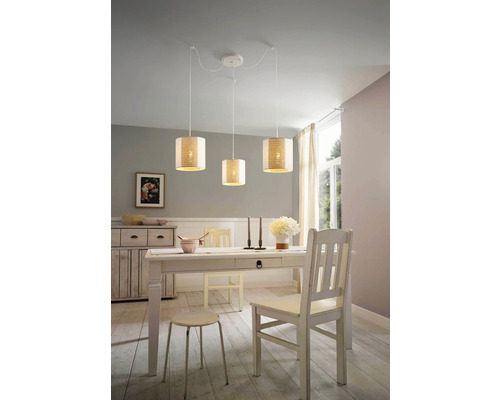 Masa de sufragerie cu trei lămpi suspendate și scaune din lemn într-o ambianță luminoasă și primitoare.