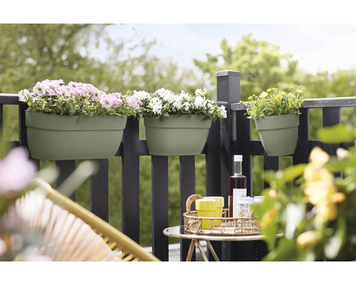 Scenă de balcon cu jardiniere pe balustradă și masă cu băuturi