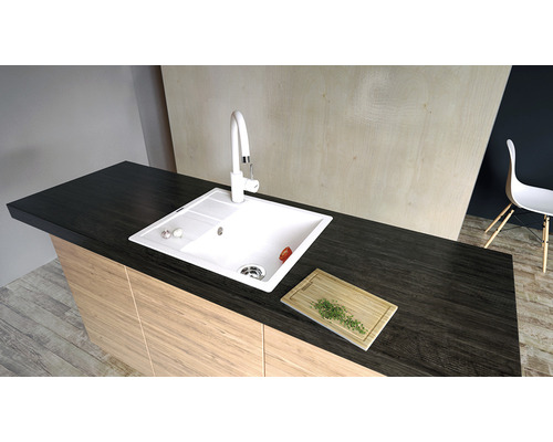 Scenă de bucătărie cu chiuvetă, robinet și blat de lucru