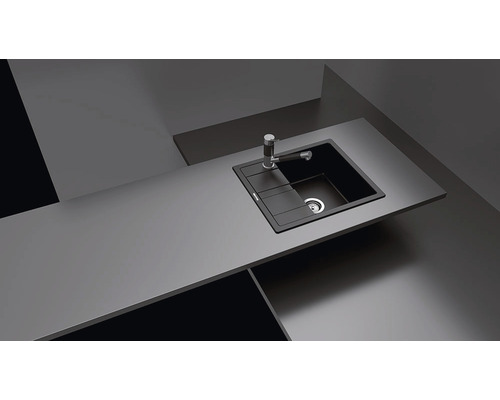 Chiuvetă de bucătărie cu picurător și robinet pe un blat