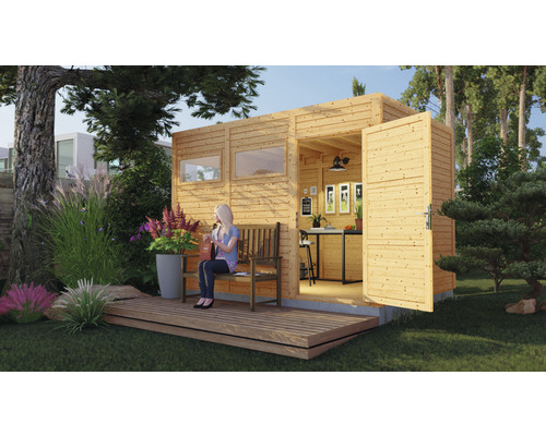 Cabină de grădină din lemn cu ușă deschisă, terasă și o persoană așezată într-o grădină