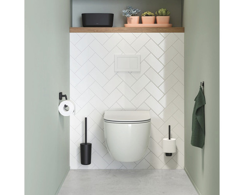 Baie modernă cu toaletă suspendată, suport pentru hârtie igienică, perie de toaletă și cârlig pentru prosop