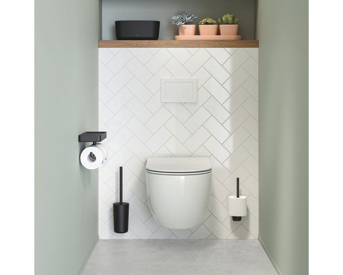 Baie modernă cu toaletă suspendată, suport pentru hârtie igienică și perie WC