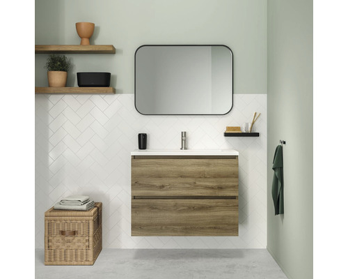 Baie cu dulap de lavoar, oglindă și accesorii