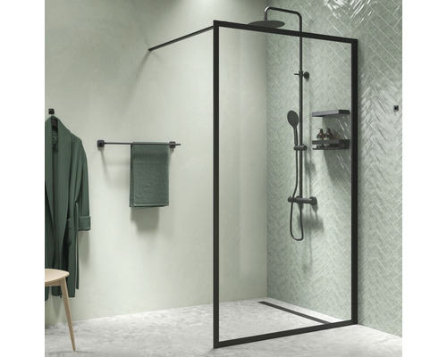 Baie cu cabină de duș walk-in, baterie de duș, prosop și halat de baie