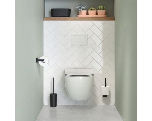 Baie modernă cu toaletă suspendată, perie WC, suport pentru hârtie igienică și rafturi