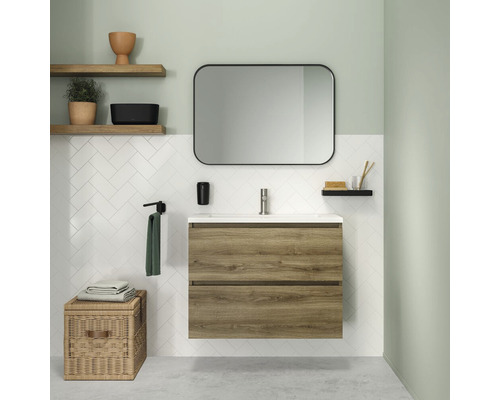 Baie cu dulap de lavoar, oglindă și decorațiuni