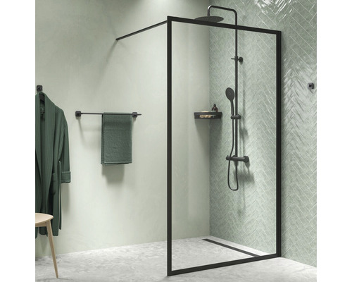 Baie modernă cu cabină de duș fără cadă, suport pentru prosop și halat de baie